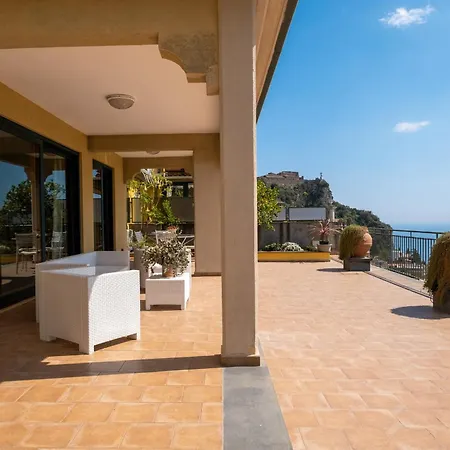 La Gorgone * Taormina